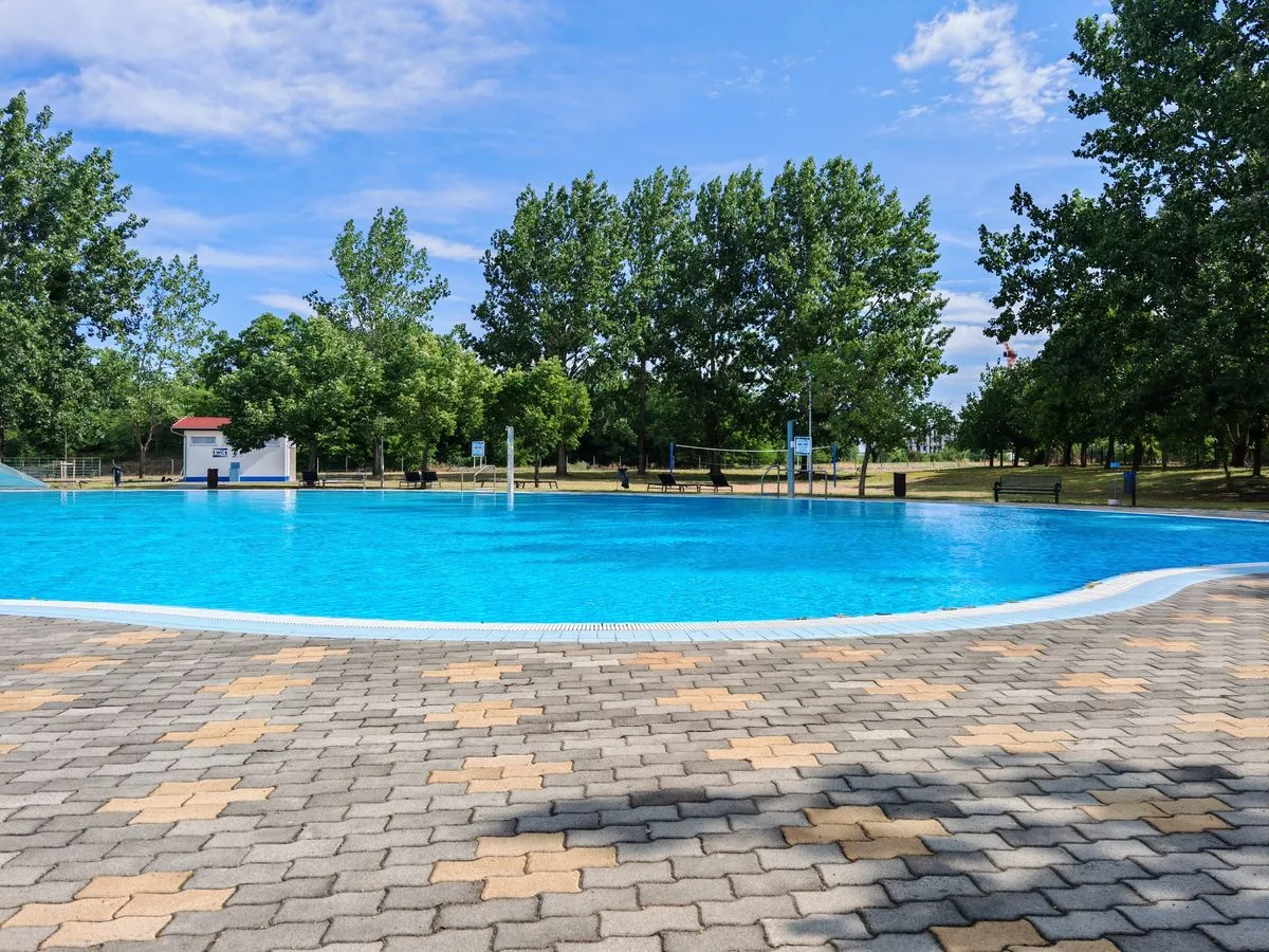 Pool Paving & Surrounds